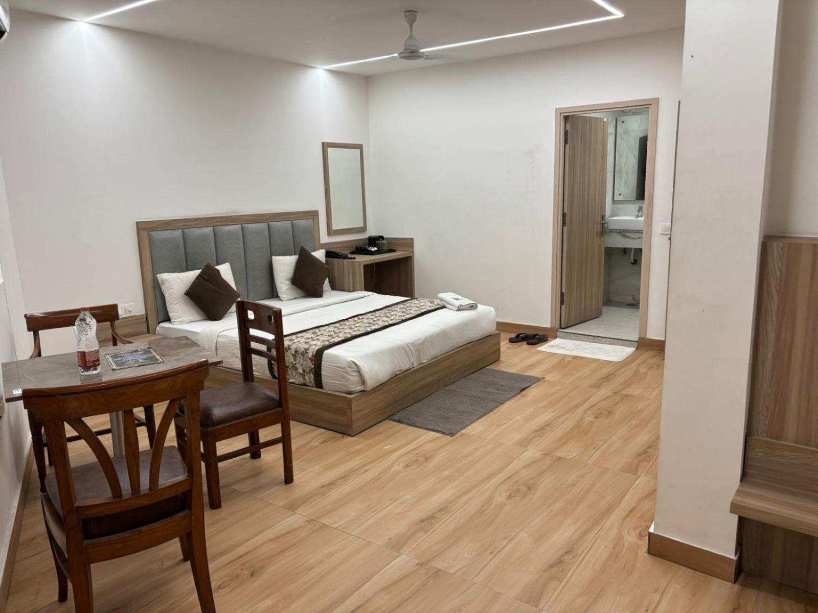 The Royal Metropolitan Igi Airport Delhi 4* New Delhi